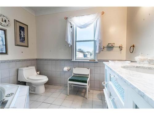 140 Main Street E, Grimsby, ON - Indoor Photo Showing Bathroom