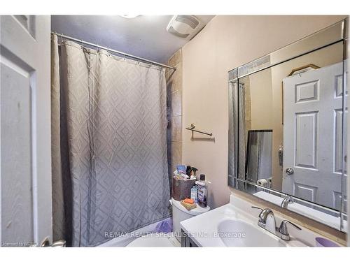 108 Victoria Avenue N, Hamilton, ON - Indoor Photo Showing Bathroom