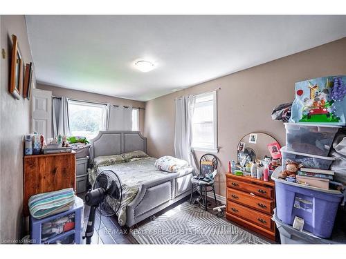 108 Victoria Avenue N, Hamilton, ON - Indoor Photo Showing Bedroom
