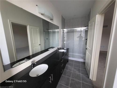 5 Lidstone Street, Cambridge, ON - Indoor Photo Showing Bathroom