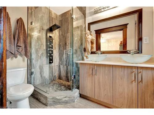 80 Spadina Avenue, Hamilton, ON - Indoor Photo Showing Bathroom
