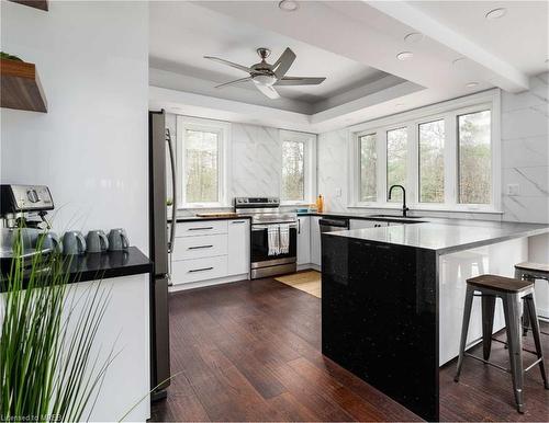 613 Long Lake Road, Novar, ON - Indoor Photo Showing Kitchen With Upgraded Kitchen