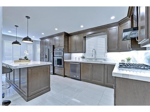 5952 Grossbeak Drive, Mississauga, ON - Indoor Photo Showing Kitchen With Upgraded Kitchen