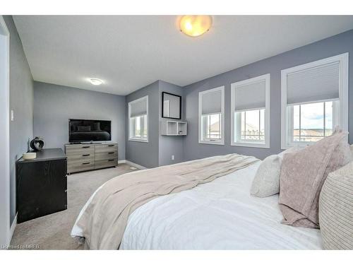 690 Victoria Road North, Guelph, ON - Indoor Photo Showing Bedroom