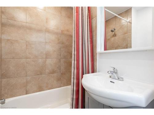 4-237 Church Street, St. Catharines, ON - Indoor Photo Showing Bathroom