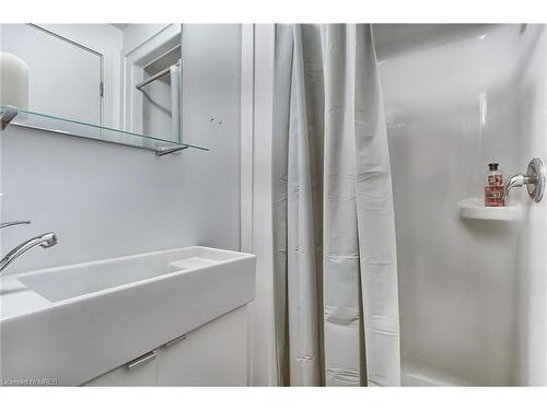 309-1800 Simcoe Street N, Oshawa, ON - Indoor Photo Showing Bathroom