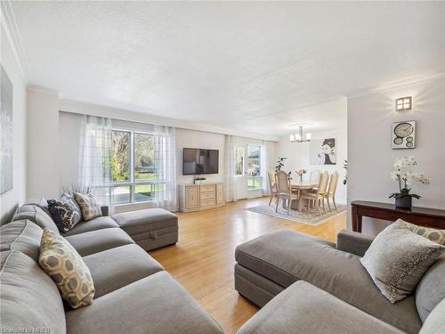 38 Dunsany Crescent, Toronto, ON - Indoor Photo Showing Living Room