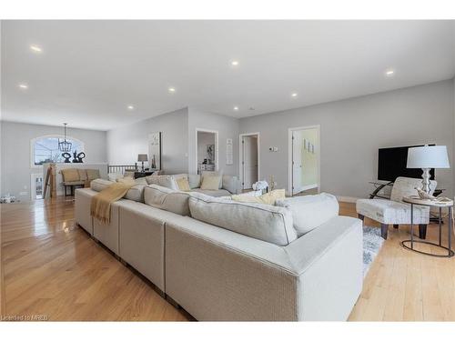 484 Centreline Road Road, Lindsay, ON - Indoor Photo Showing Living Room