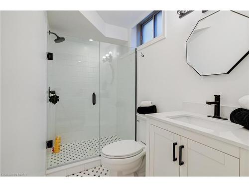 213 Echovalley Drive, Hamilton, ON - Indoor Photo Showing Bathroom