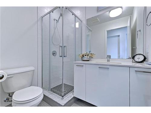 308-455 Charlton Avenue E, Hamilton, ON - Indoor Photo Showing Bathroom