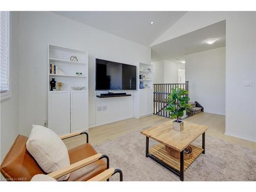433 Twinleaf Street, Waterloo, ON - Indoor Photo Showing Living Room
