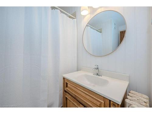 94 First Street N, Stoney Creek, ON - Indoor Photo Showing Bathroom