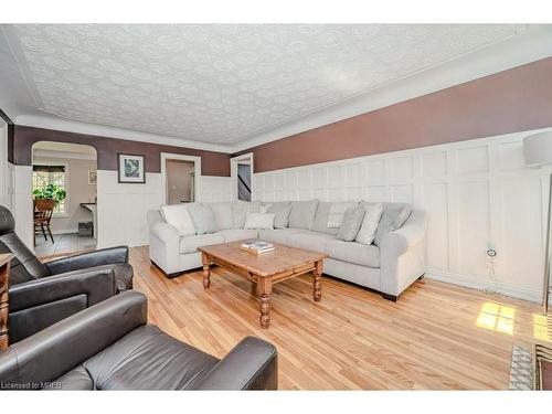 94 First Street N, Stoney Creek, ON - Indoor Photo Showing Living Room