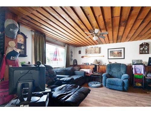 24 Tall Pine Road, Northbrook, ON - Indoor Photo Showing Living Room