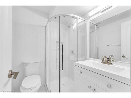 119 Beck Street, Cambridge, ON - Indoor Photo Showing Bathroom