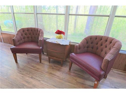 4555 Beechwood Road, Niagara Falls, ON - Indoor Photo Showing Living Room