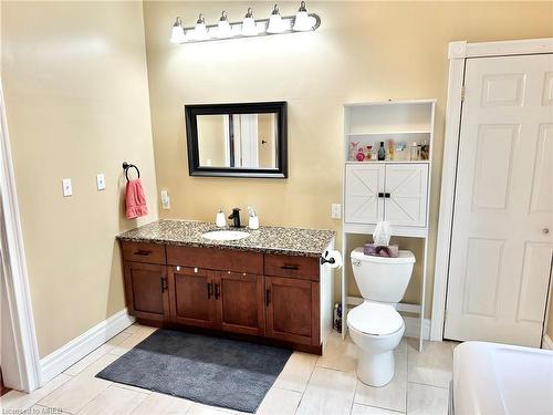 76 East Street, St. Thomas, ON - Indoor Photo Showing Bathroom