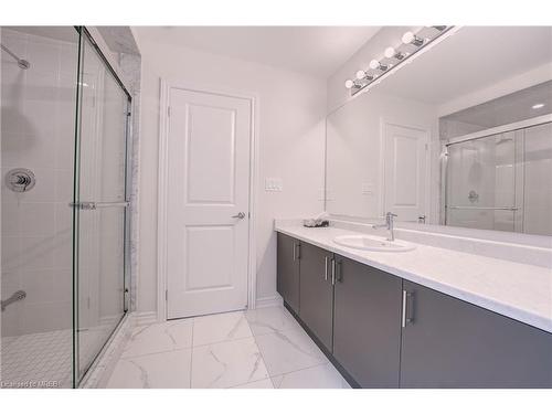 33 Gilham Way, Paris, ON - Indoor Photo Showing Bathroom