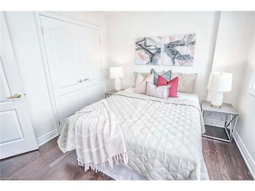 7 Maple Crown Terrace, Barrie, ON - Indoor Photo Showing Bedroom