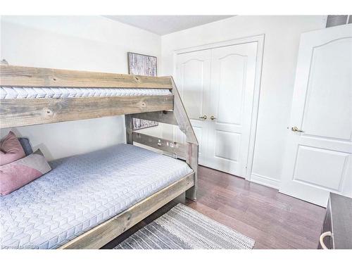 7 Maple Crown Terrace, Barrie, ON - Indoor Photo Showing Bedroom