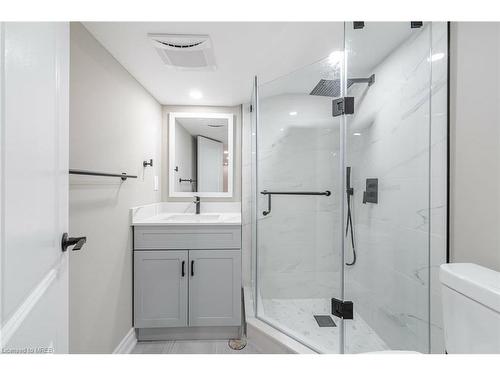 8A-439 Athlone Avenue, Woodstock, ON - Indoor Photo Showing Bathroom