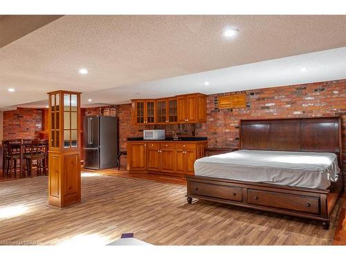 2 (Bsmt)-36 Oakridge Avenue, St. Catharines, ON - Indoor Photo Showing Bedroom