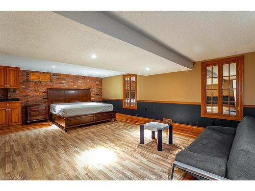 2 (Bsmt)-36 Oakridge Avenue, St. Catharines, ON - Indoor Photo Showing Living Room