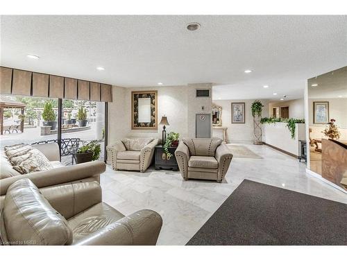 Ph1-3695 Kaneff Crescent, Mississauga, ON - Indoor Photo Showing Living Room