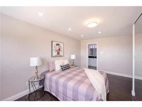 Ph1-3695 Kaneff Crescent, Mississauga, ON - Indoor Photo Showing Bedroom