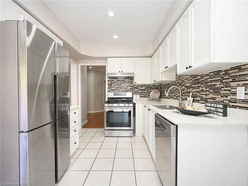 6154 Rowers Crescent, Mississauga, ON - Indoor Photo Showing Kitchen With Upgraded Kitchen