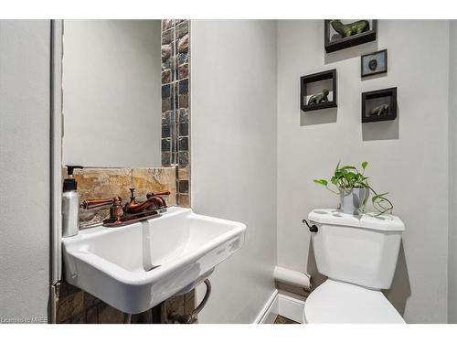 119 Oakel Street, Lyndhurst, ON - Indoor Photo Showing Bathroom