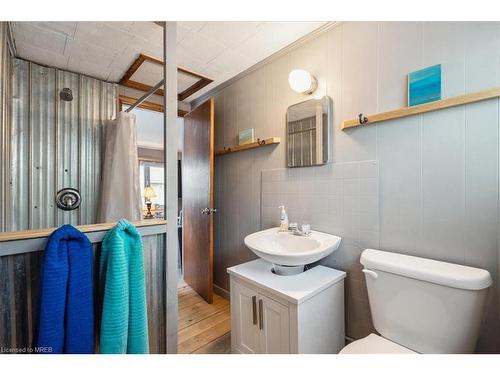 119 Oakel Street, Lyndhurst, ON - Indoor Photo Showing Bathroom