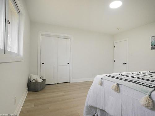 17 Riverview Dr, Cambridge, ON - Indoor Photo Showing Bedroom