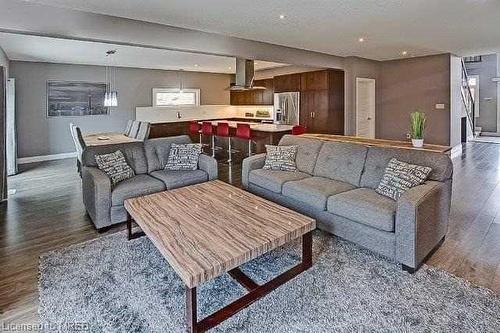 3335 Singleton Avenue, London, ON - Indoor Photo Showing Living Room