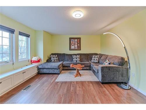 E-31-110 Activa Avenue, Kitchener, ON - Indoor Photo Showing Living Room