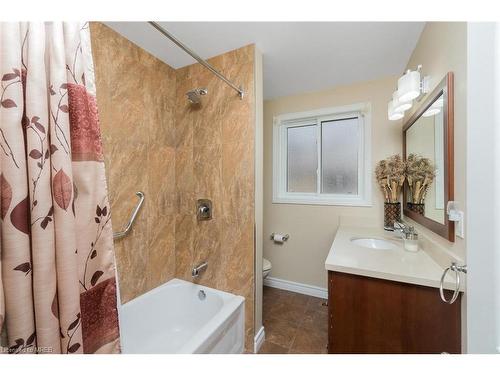 15 Hyland Avenue, Georgetown, ON - Indoor Photo Showing Bathroom