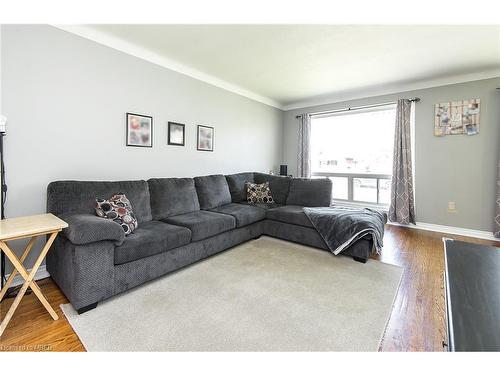 6861 Hagar Avenue, Niagara Falls, ON - Indoor Photo Showing Living Room