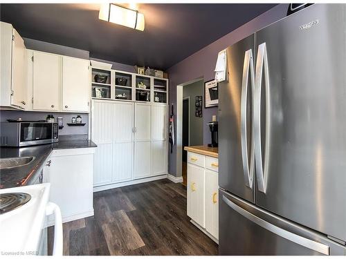 6861 Hagar Avenue, Niagara Falls, ON - Indoor Photo Showing Kitchen With Double Sink