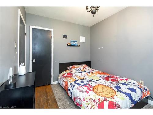 6861 Hagar Avenue, Niagara Falls, ON - Indoor Photo Showing Bedroom