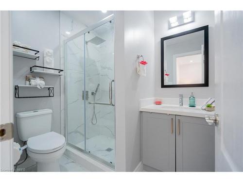 7192 Frontier Ridge, Mississauga, ON - Indoor Photo Showing Bathroom