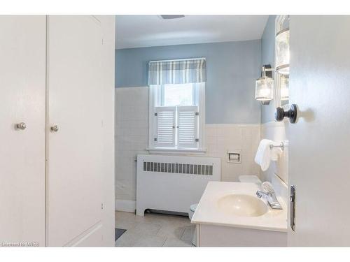 16 Conger Street, Peterborough, ON - Indoor Photo Showing Bathroom