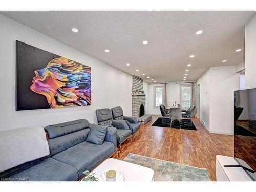 30 Maxwell Drive, Kitchener, ON - Indoor Photo Showing Living Room