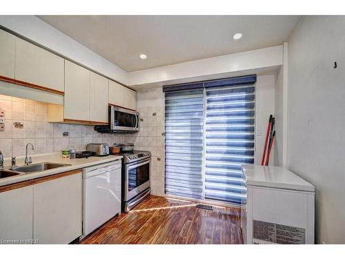 30 Maxwell Drive, Kitchener, ON - Indoor Photo Showing Kitchen