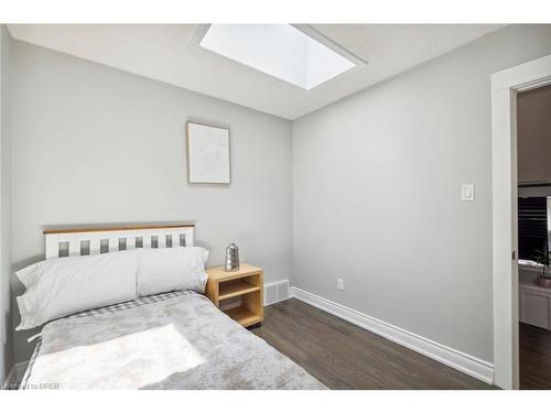 136 Cameron Avenue N, Hamilton, ON - Indoor Photo Showing Bedroom