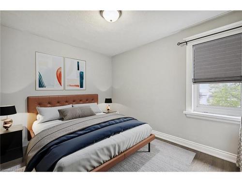 136 Cameron Avenue N, Hamilton, ON - Indoor Photo Showing Bedroom