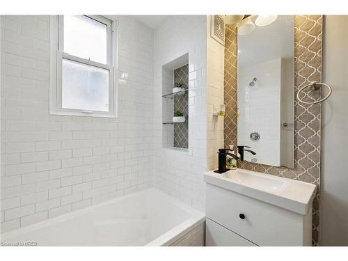 136 Cameron Avenue N, Hamilton, ON - Indoor Photo Showing Bathroom