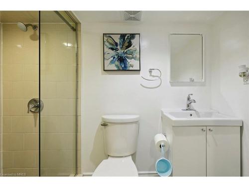 136 Cameron Avenue N, Hamilton, ON - Indoor Photo Showing Bathroom