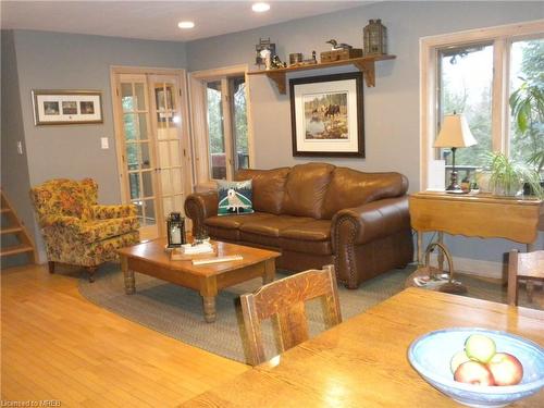 174 Fox Lake Road, Huntsville, ON - Indoor Photo Showing Living Room