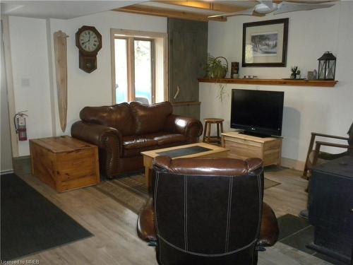 174 Fox Lake Road, Huntsville, ON - Indoor Photo Showing Living Room