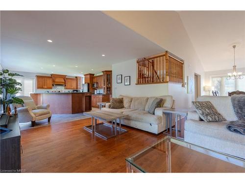 8233 Costabile Drive, Niagara Falls, ON - Indoor Photo Showing Living Room